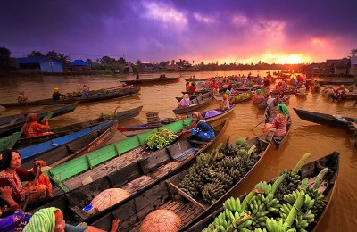 Pasar terapung di Indonesia